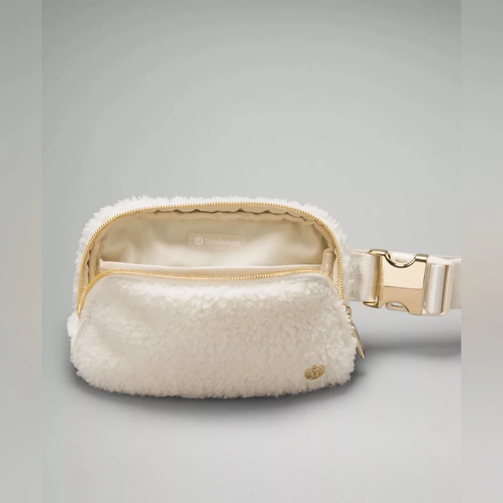 🆕✨ Lululemon Everywhere Belt Bag Fleece White Opal Gold